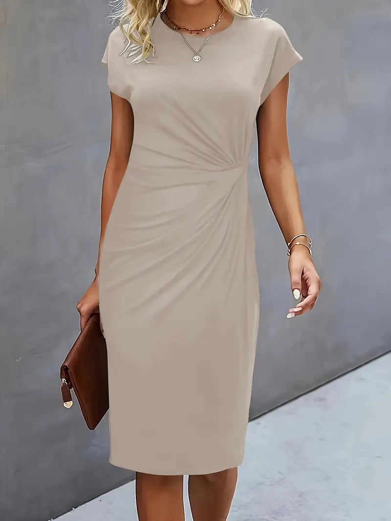 "Elegante midi jurk met zachte stof en asymmetrische plooien, capmouwtjes, geschikt voor zakelijke en casual gelegenheden."