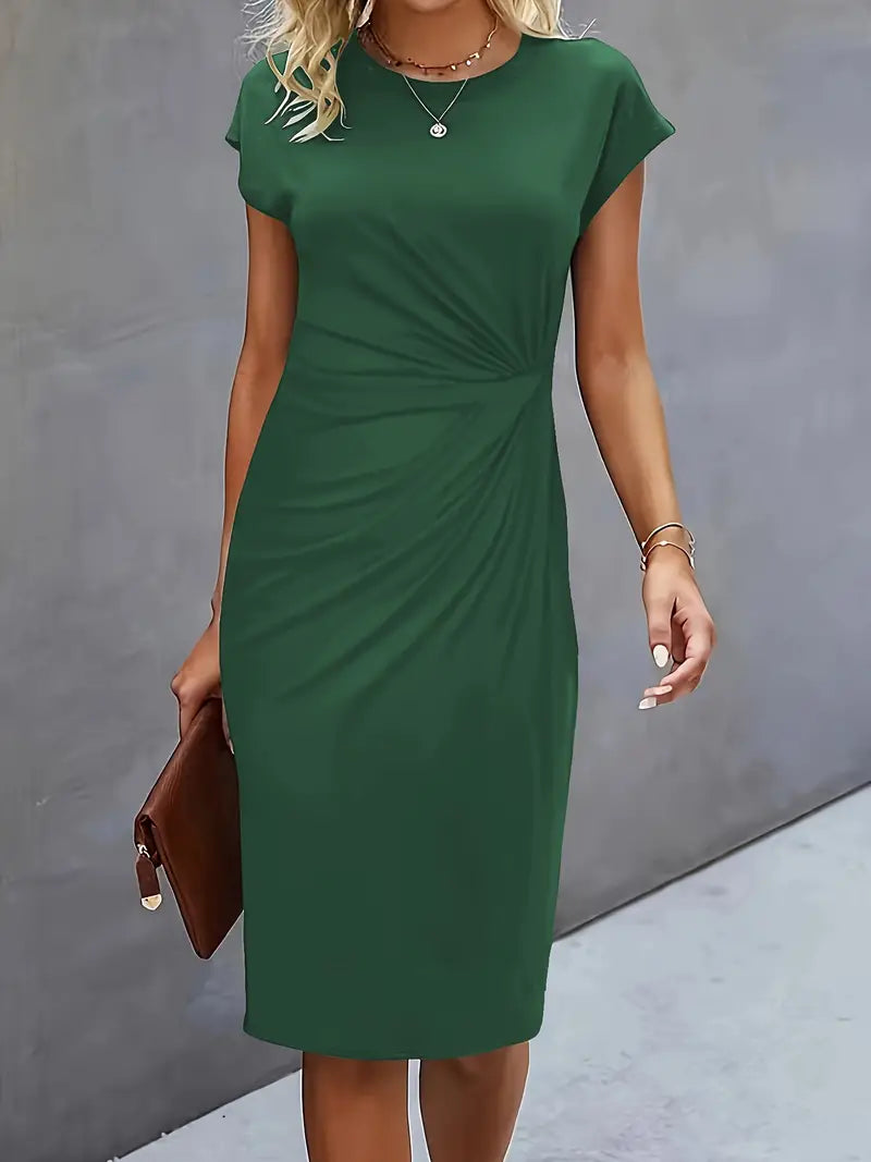 "Elegante midi jurk met zachte stof en asymmetrische plooien, capmouwtjes, geschikt voor zakelijke en casual gelegenheden."