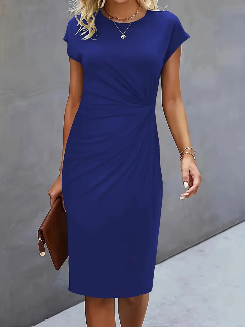 "Elegante midi jurk met zachte stof en asymmetrische plooien, capmouwtjes, geschikt voor zakelijke en casual gelegenheden."