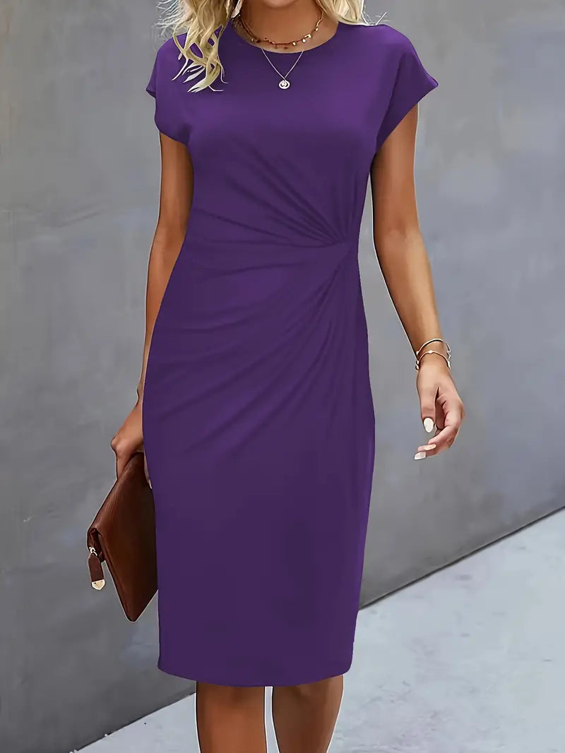 "Elegante midi jurk met zachte stof en asymmetrische plooien, capmouwtjes, geschikt voor zakelijke en casual gelegenheden."