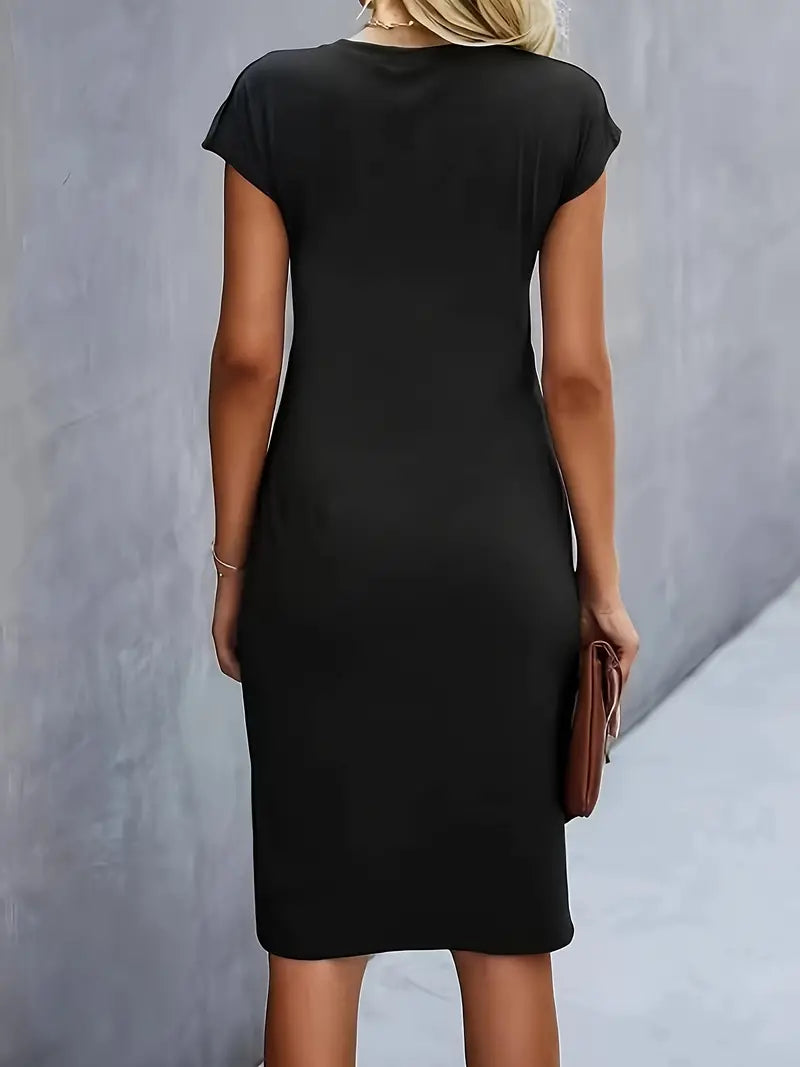 "Elegante midi jurk met zachte stof en asymmetrische plooien, capmouwtjes, geschikt voor zakelijke en casual gelegenheden."