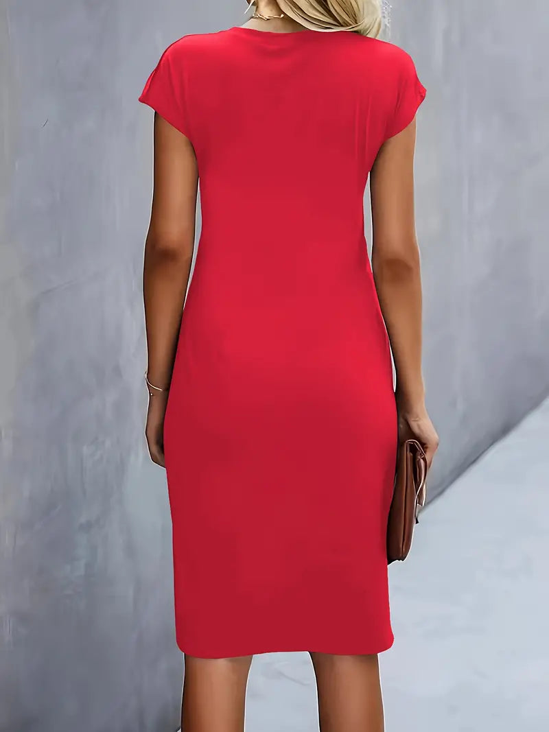 "Elegante midi jurk met zachte stof en asymmetrische plooien, capmouwtjes, geschikt voor zakelijke en casual gelegenheden."