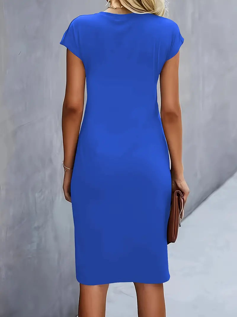 "Elegante midi jurk met zachte stof en asymmetrische plooien, capmouwtjes, geschikt voor zakelijke en casual gelegenheden."