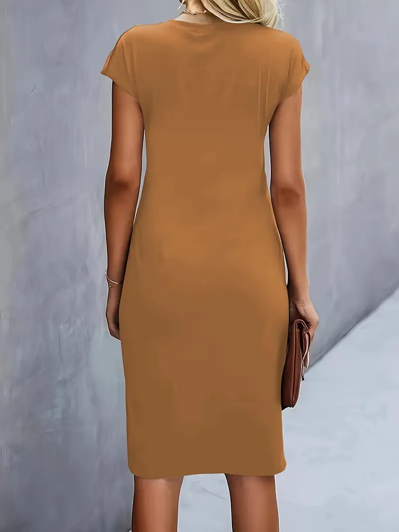 "Elegante midi jurk met zachte stof en asymmetrische plooien, capmouwtjes, geschikt voor zakelijke en casual gelegenheden."