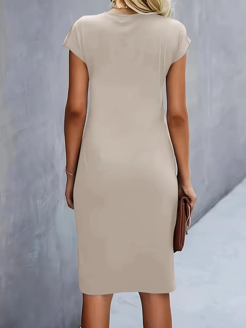 "Elegante midi jurk met zachte stof en asymmetrische plooien, capmouwtjes, geschikt voor zakelijke en casual gelegenheden."