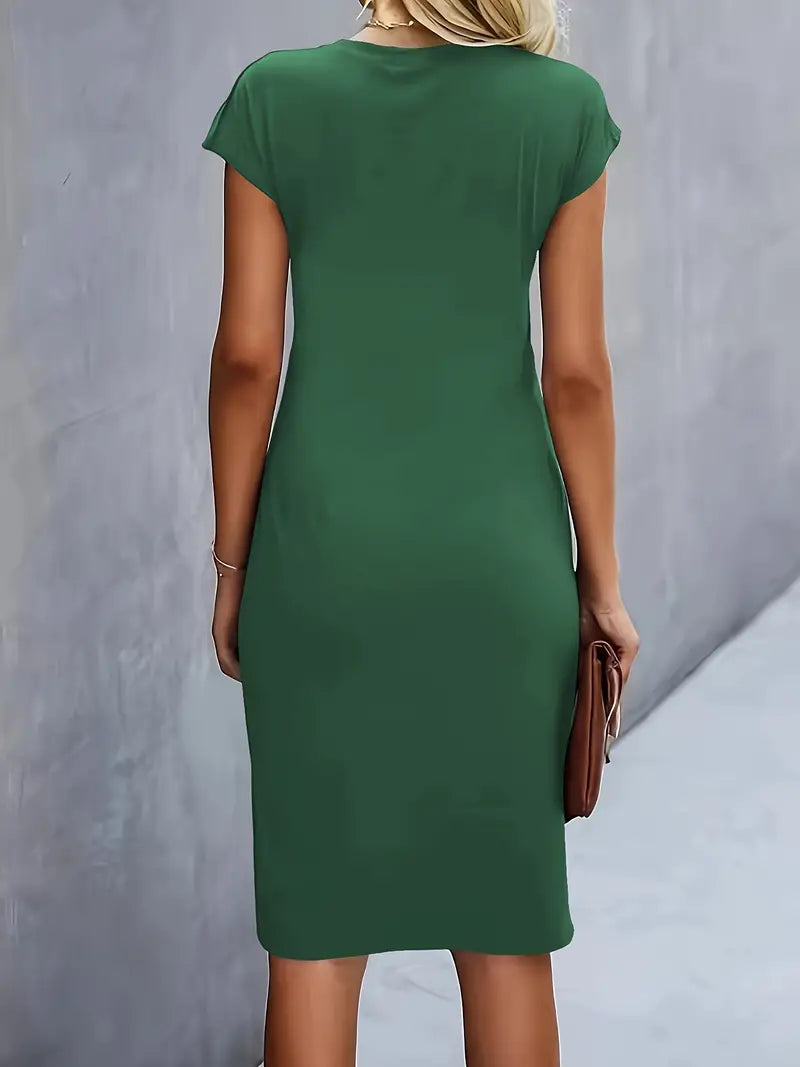 "Elegante midi jurk met zachte stof en asymmetrische plooien, capmouwtjes, geschikt voor zakelijke en casual gelegenheden."