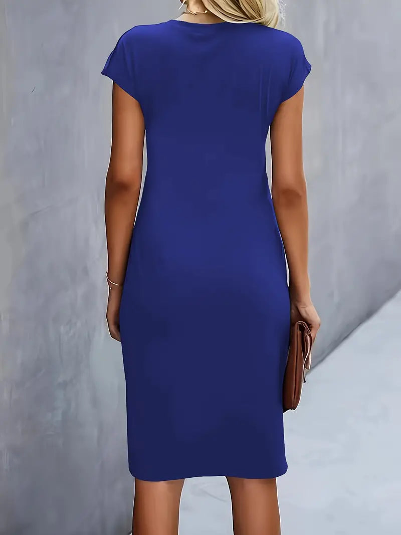 "Elegante midi jurk met zachte stof en asymmetrische plooien, capmouwtjes, geschikt voor zakelijke en casual gelegenheden."