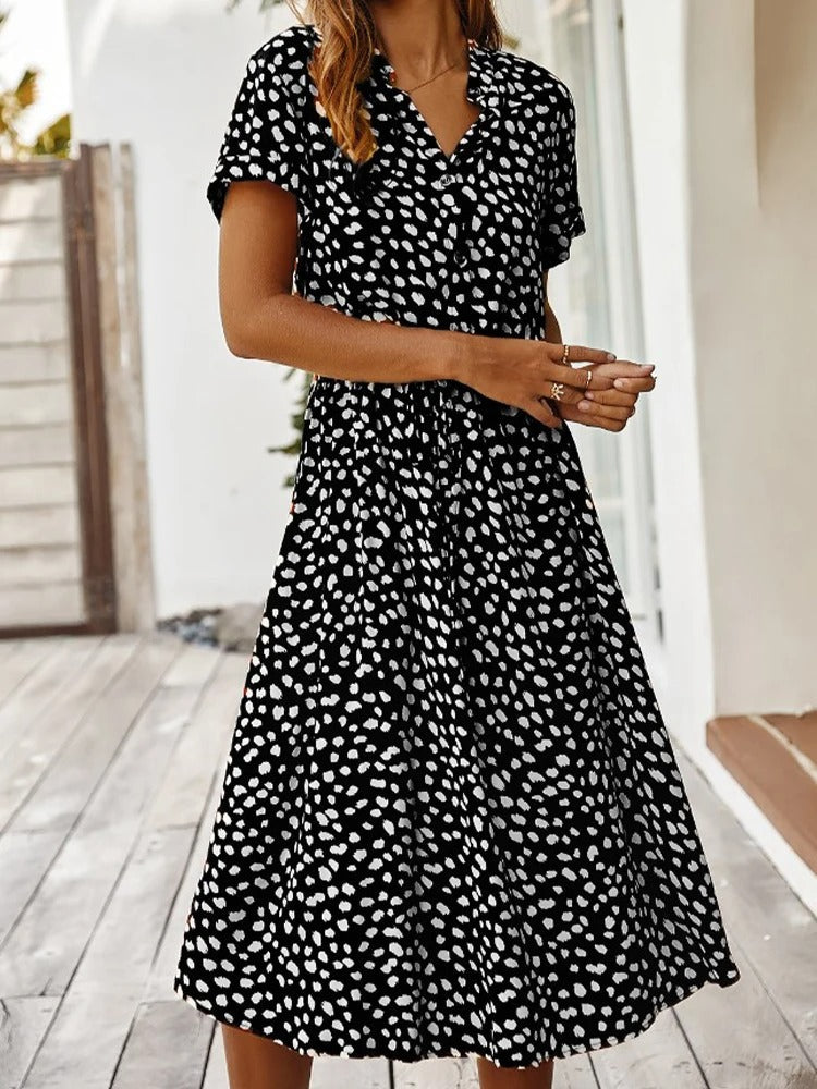 "Elegante midi zomerjurk met kleurrijke bloemenprint, korte mouwen, marineblauw en rood, luchtig en comfortabel."