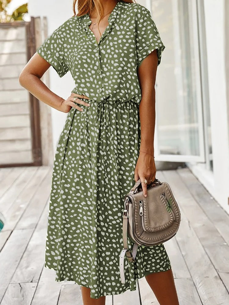 "Elegante midi zomerjurk met kleurrijke bloemenprint, korte mouwen, marineblauw en rood, luchtig en comfortabel."