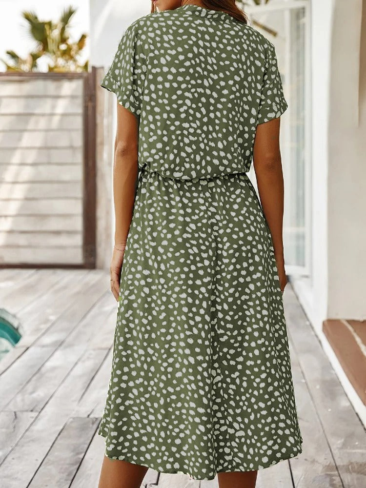 "Elegante midi zomerjurk met kleurrijke bloemenprint, korte mouwen, marineblauw en rood, luchtig en comfortabel."