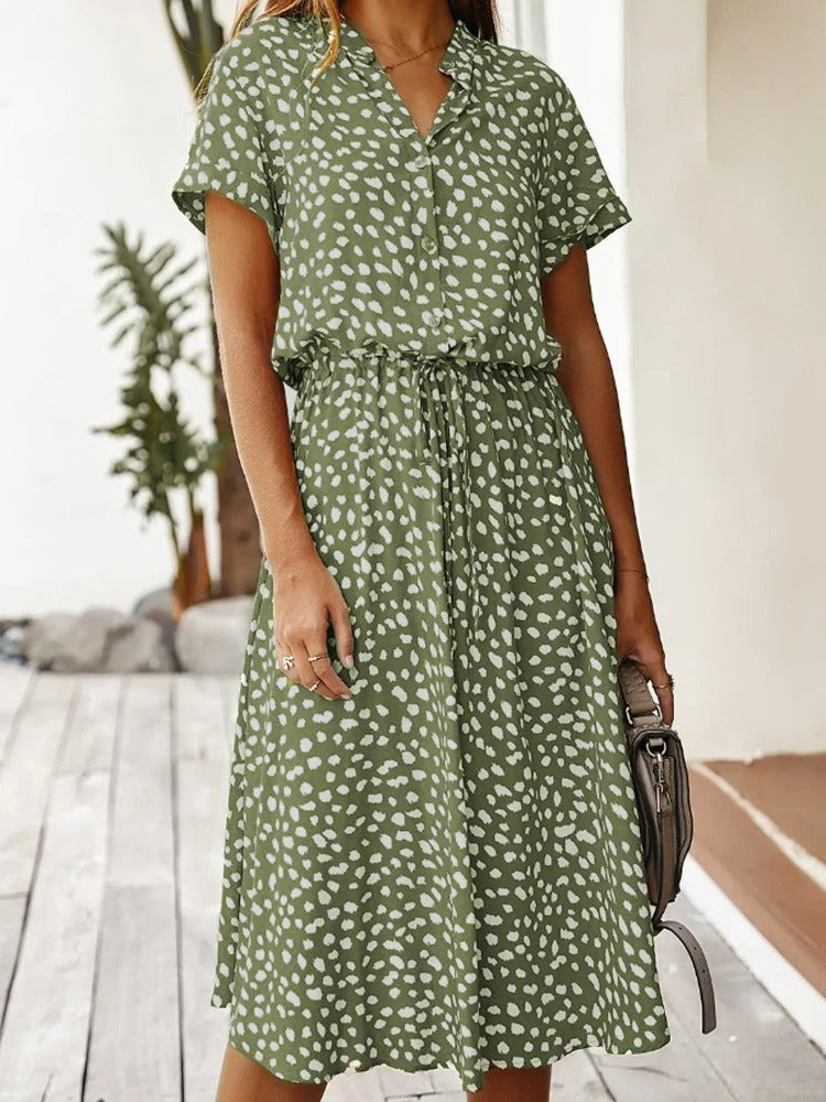"Elegante midi zomerjurk met kleurrijke bloemenprint, korte mouwen, marineblauw en rood, luchtig en comfortabel."