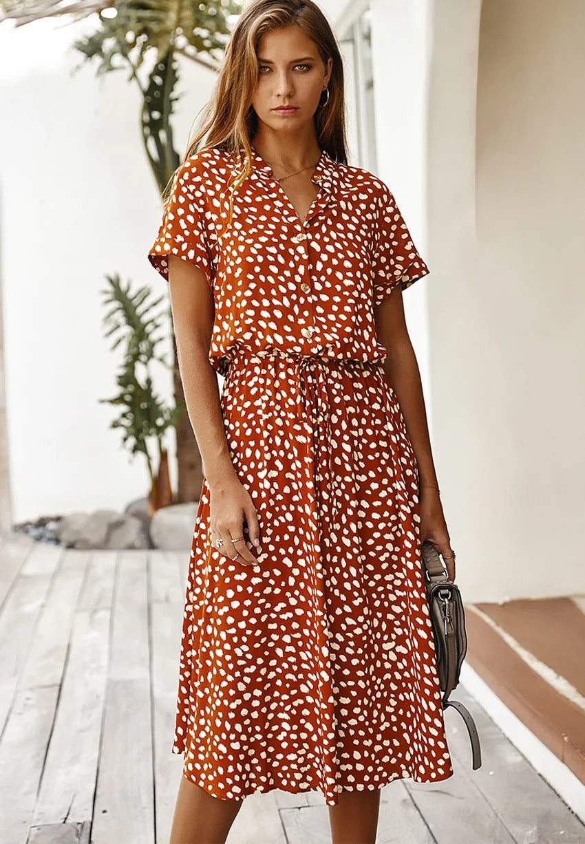 "Elegante midi zomerjurk met kleurrijke bloemenprint, korte mouwen, marineblauw en rood, luchtig en comfortabel."