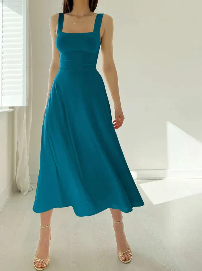"Elegante midi zomerjurk met vierkante hals, slim-fit en verkrijgbaar in diverse kleuren zoals blauw en bordeaux."