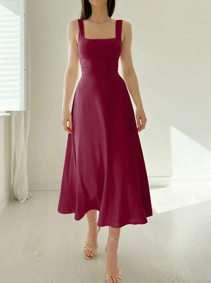 "Elegante midi zomerjurk met vierkante hals, slim-fit en verkrijgbaar in diverse kleuren zoals blauw en bordeaux."