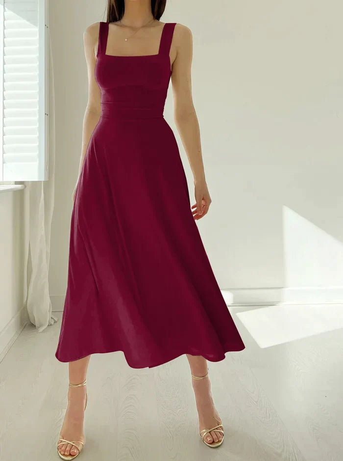 "Elegante midi zomerjurk met vierkante hals, slim-fit en verkrijgbaar in diverse kleuren zoals blauw en bordeaux."