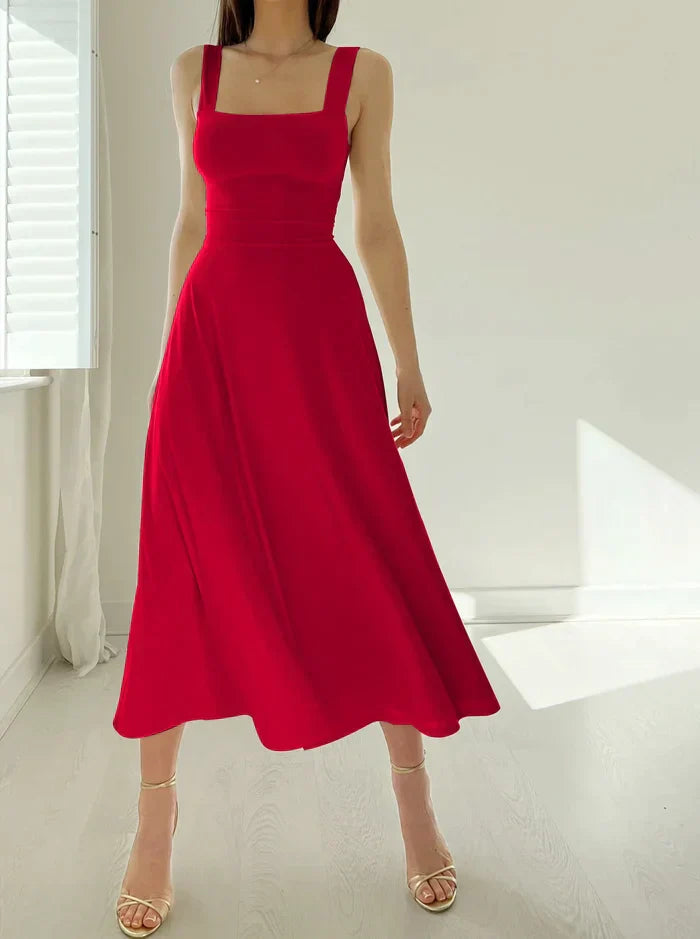 "Elegante midi zomerjurk met vierkante hals, slim-fit en verkrijgbaar in diverse kleuren zoals blauw en bordeaux."