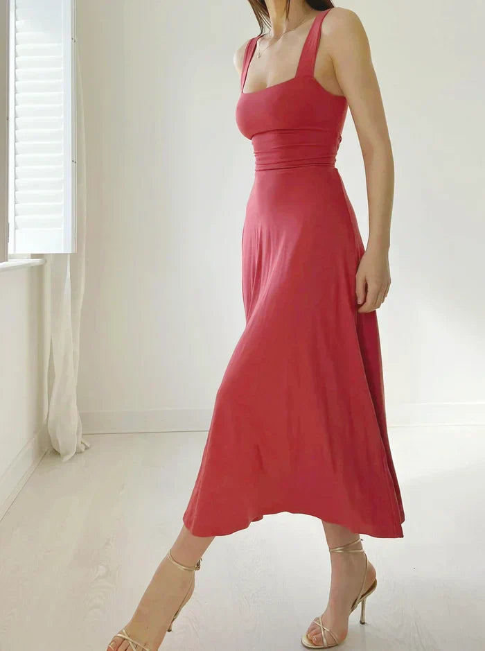 "Elegante midi zomerjurk met vierkante hals, slim-fit en verkrijgbaar in diverse kleuren zoals blauw en bordeaux."