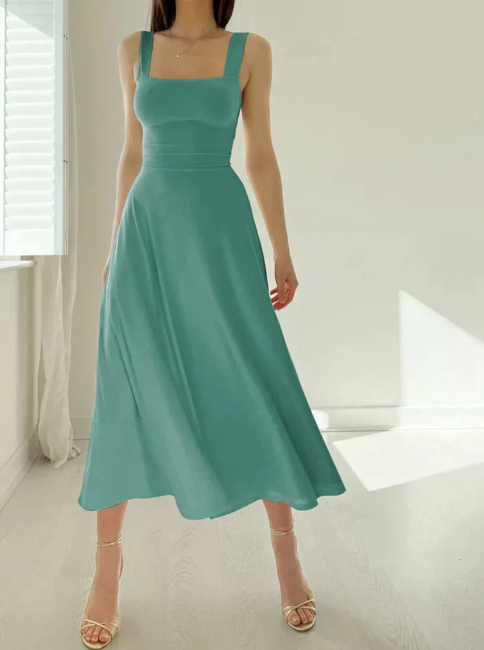 "Elegante midi zomerjurk met vierkante hals, slim-fit en verkrijgbaar in diverse kleuren zoals blauw en bordeaux."