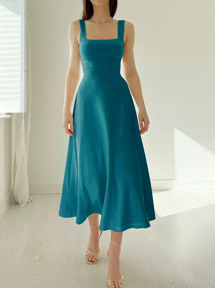 "Elegante midi zomerjurk met vierkante hals, slim-fit en verkrijgbaar in diverse kleuren zoals blauw en bordeaux."