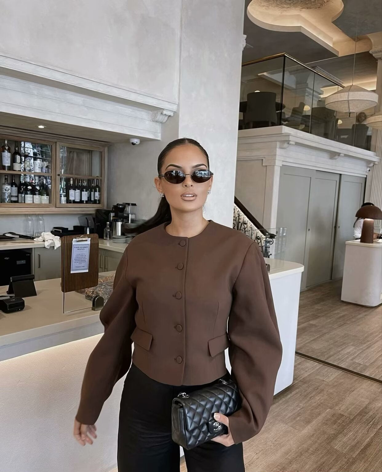 "Elegante mocha mousse set voor dames, stijlvolle pasvorm, warme mocha-kleur, minimalistisch design en luxe stoffen."