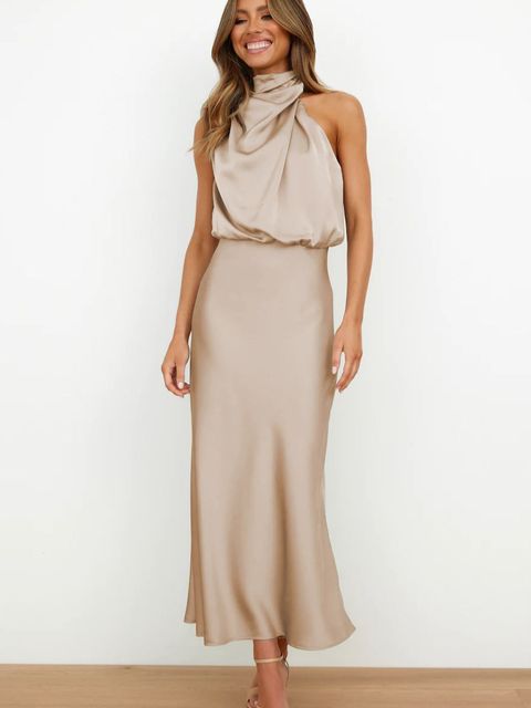 "Elegante off-shoulder satijnen cocktailjurk, mouwloos, nauwsluitend, maxi-lengte, geschikt voor avondfeesten."