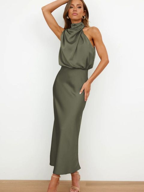 "Elegante off-shoulder satijnen cocktailjurk, mouwloos, nauwsluitend, maxi-lengte, geschikt voor avondfeesten."