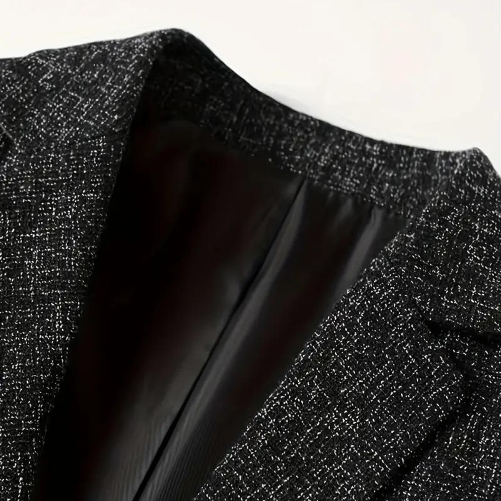 "Elegante RAYAN herenblazer in blauw met reverskraag, klepzakken en knopen voor stijlvolle looks. All-season stijlbasic."