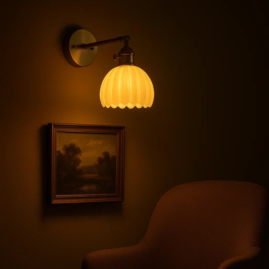 "Elegante retro wandlamp met glazen tulpenkap, verspreidt warme gloed, vintage charme voor klassieke interieurstijlen."