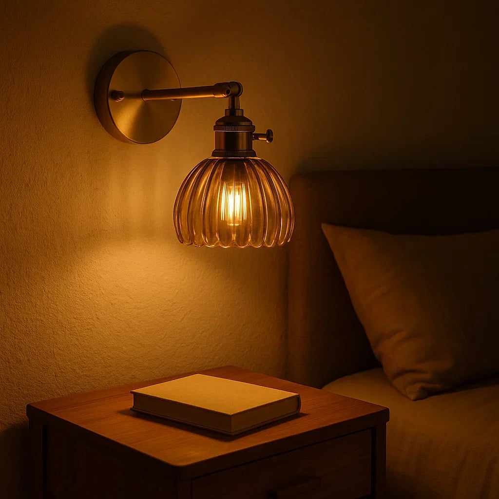 "Elegante retro wandlamp met glazen tulpenkap, verspreidt warme gloed, vintage charme voor klassieke interieurstijlen."