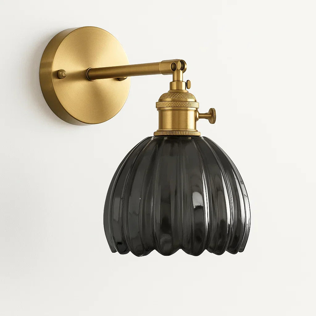 "Elegante retro wandlamp met glazen tulpenkap, verspreidt warme gloed, vintage charme voor klassieke interieurstijlen."