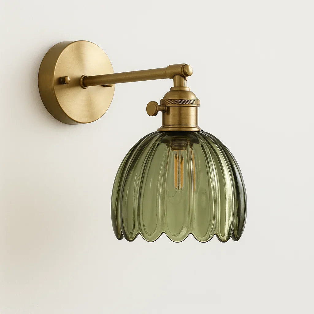 "Elegante retro wandlamp met glazen tulpenkap, verspreidt warme gloed, vintage charme voor klassieke interieurstijlen."