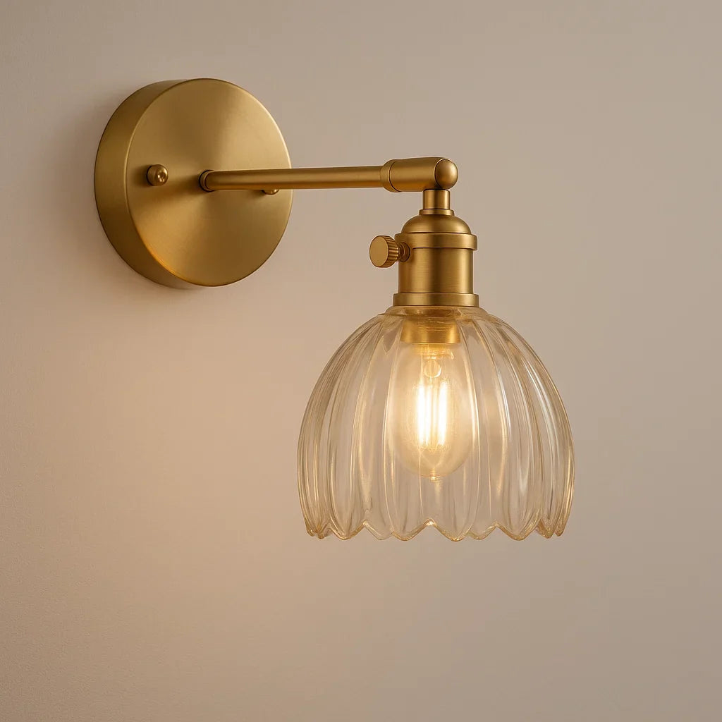 "Elegante retro wandlamp met glazen tulpenkap, verspreidt warme gloed, vintage charme voor klassieke interieurstijlen."