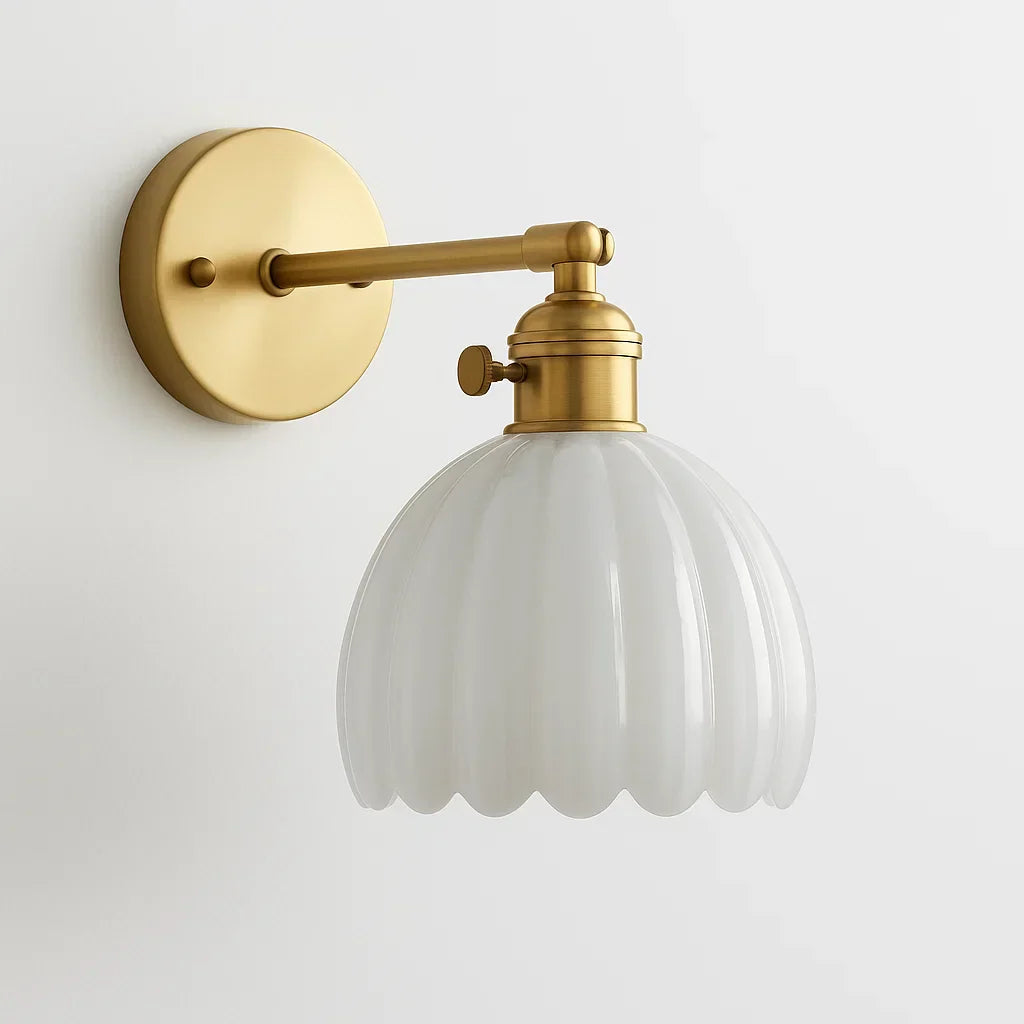 "Elegante retro wandlamp met glazen tulpenkap, verspreidt warme gloed, vintage charme voor klassieke interieurstijlen."