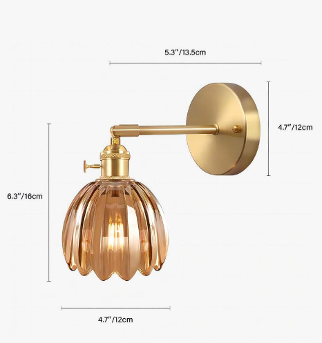 "Elegante retro wandlamp met glazen tulpenkap, verspreidt warme gloed, vintage charme voor klassieke interieurstijlen."
