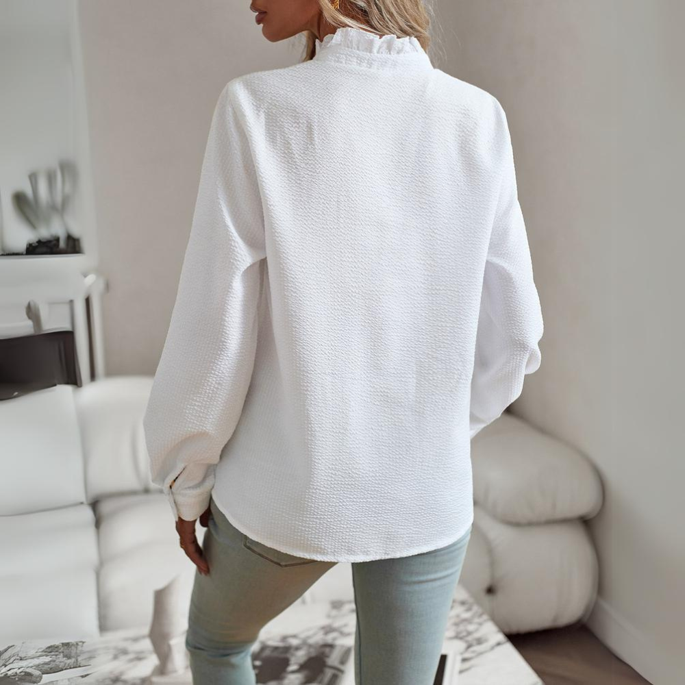 "Elegante ruches blouse in zachte stof met knopen en klassieke kraag, perfect voor elke gelegenheid."