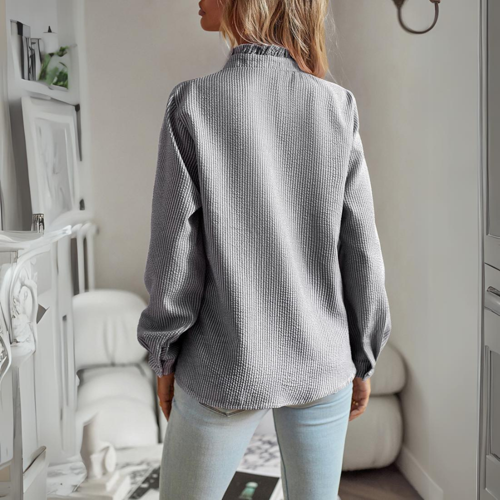"Elegante ruches blouse in zachte stof met knopen en klassieke kraag, perfect voor elke gelegenheid."