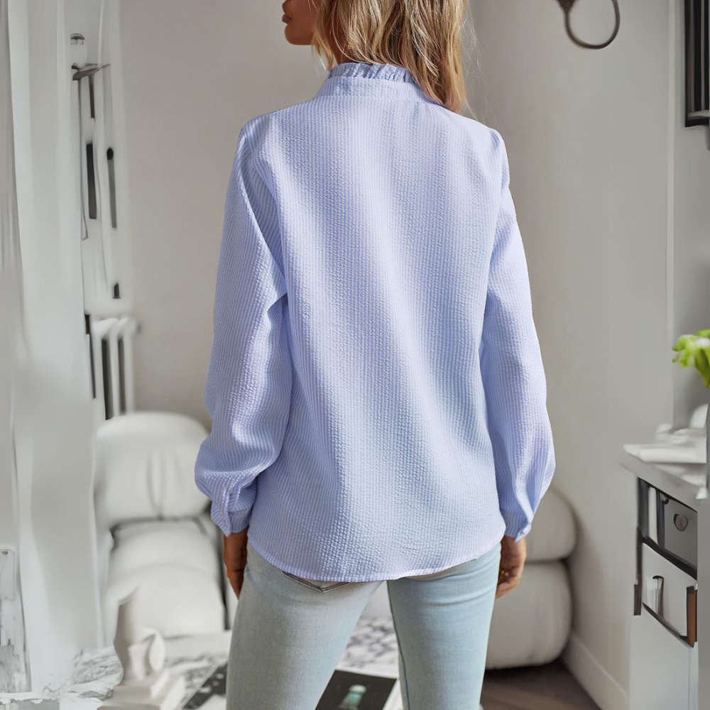 "Elegante ruches blouse in zachte stof met knopen en klassieke kraag, perfect voor elke gelegenheid."
