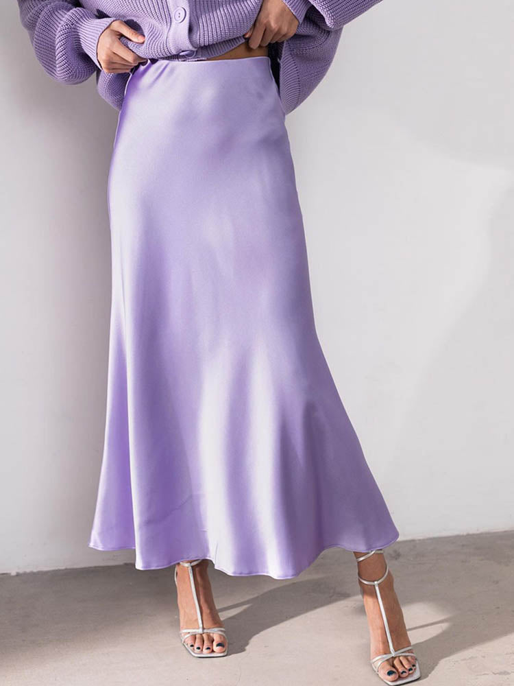 "Elegante satijnen midi-rok in vloeiende stijl, met subtiele glans en veelzijdige pasvorm voor moderne dames."