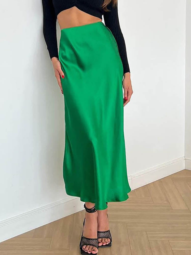 "Elegante satijnen midi-rok in vloeiende stijl, met subtiele glans en veelzijdige pasvorm voor moderne dames."