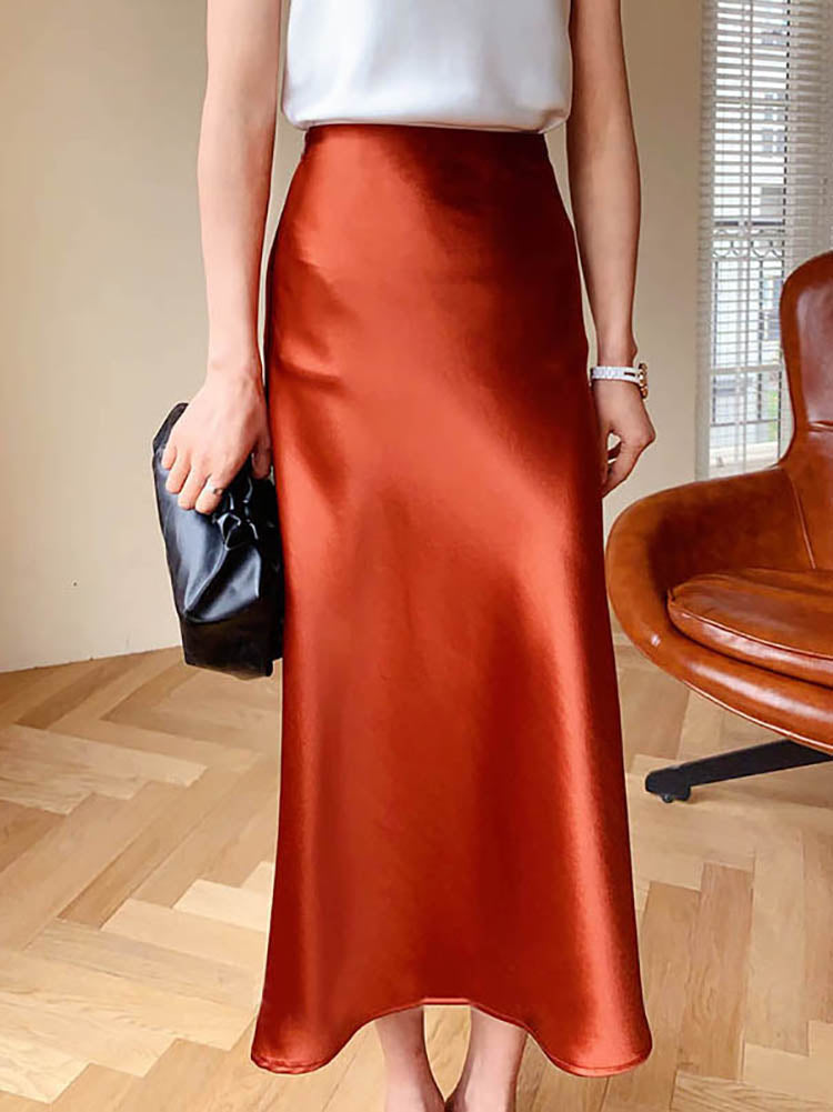 "Elegante satijnen midi-rok in vloeiende stijl, met subtiele glans en veelzijdige pasvorm voor moderne dames."