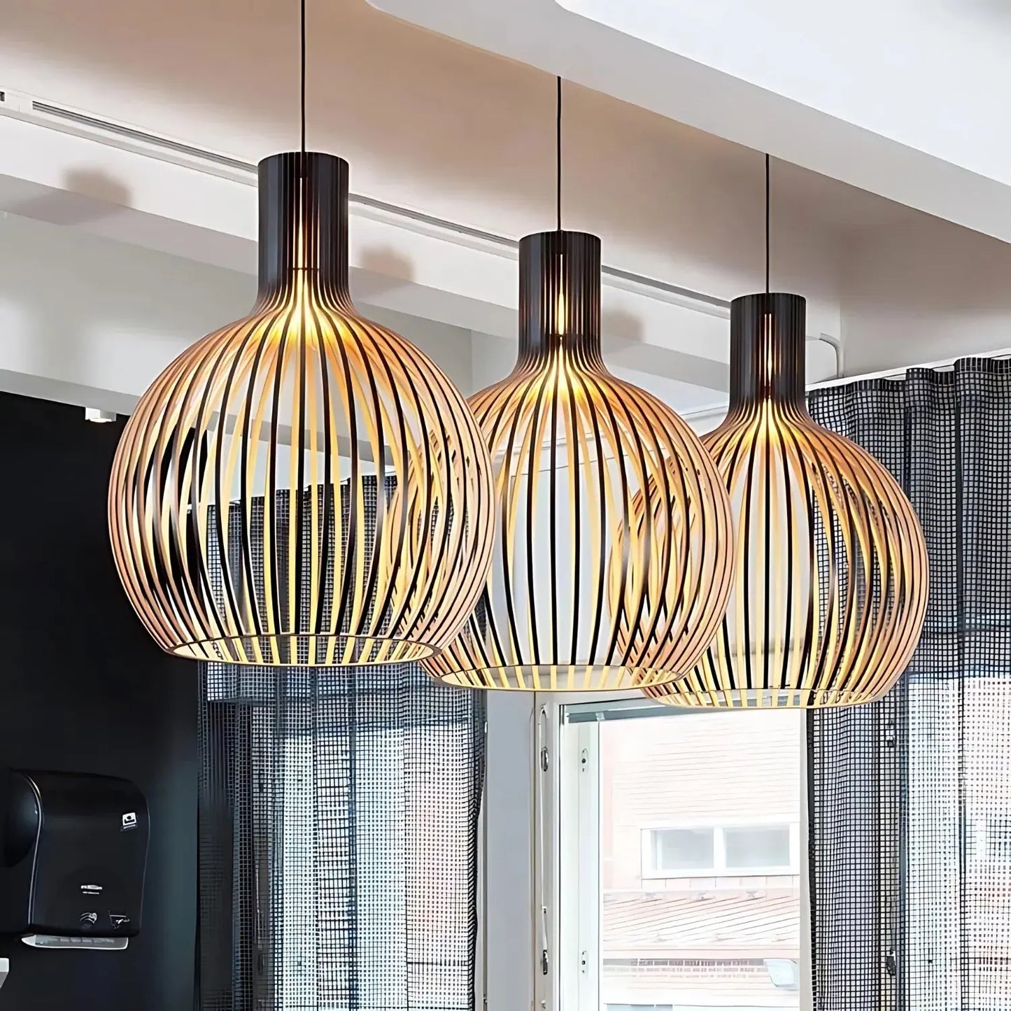 "Elegante Scandinavische houten hanglamp, minimalistisch design, verstelbare kabel, natuurlijke uitstraling, warme gloed."