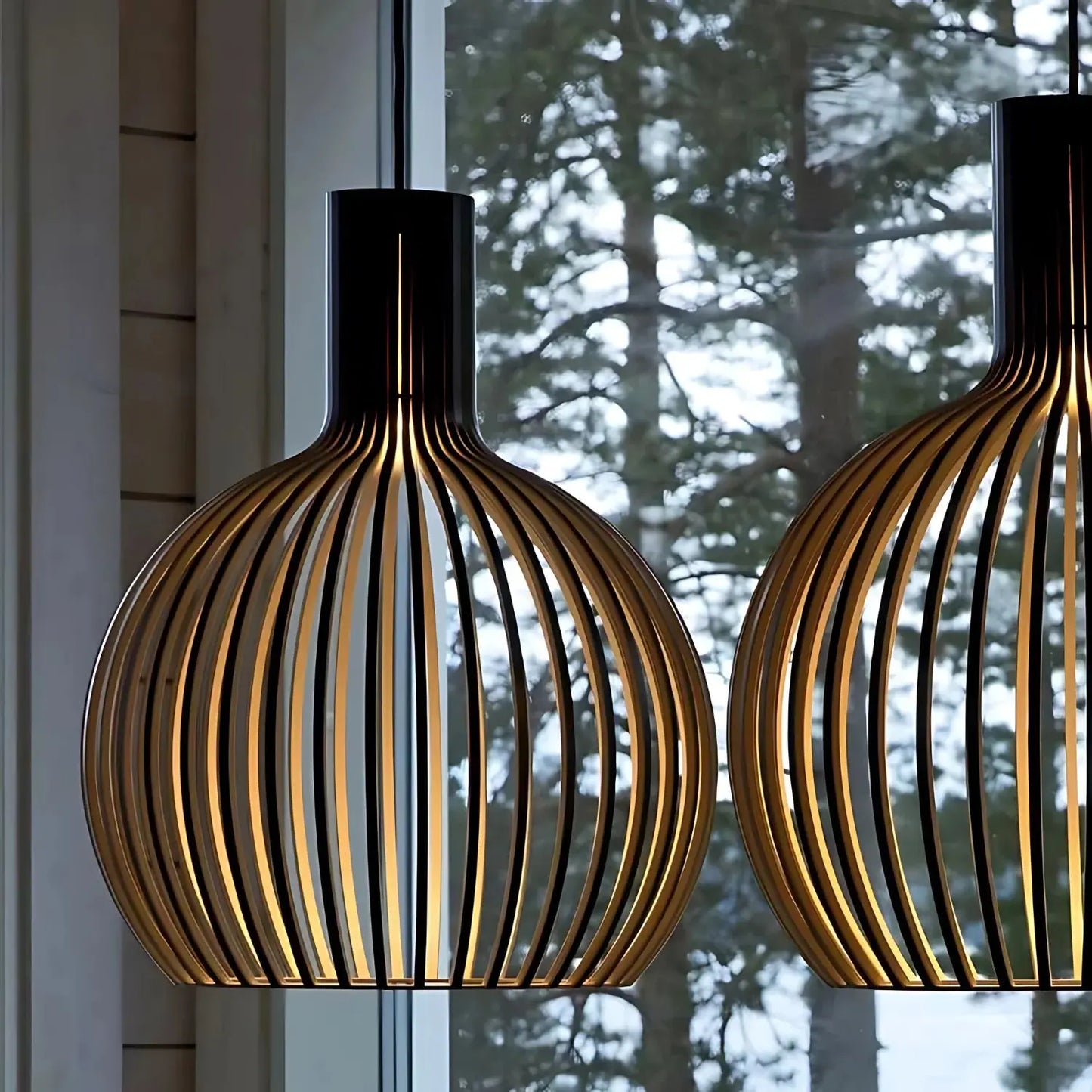 "Elegante Scandinavische houten hanglamp, minimalistisch design, verstelbare kabel, natuurlijke uitstraling, warme gloed."