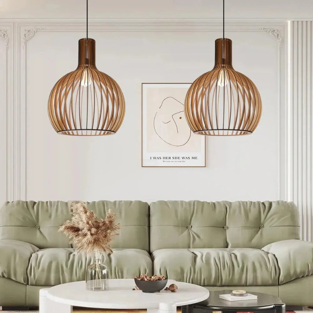 "Elegante Scandinavische houten hanglamp, minimalistisch design, verstelbare kabel, natuurlijke uitstraling, warme gloed."