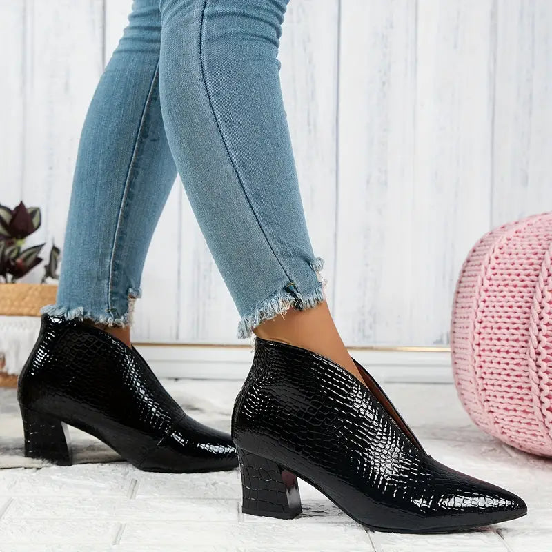 "Elegante stiletto enkellaarzen dames met V-hals design, slanke hak, krokodillenpatroon en glanzend lakleer."