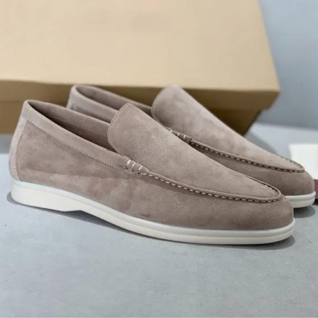 "Elegante suède loafers voor heren; luxe uitstraling, slip-on ontwerp, perfecte pasvorm voor casual en zakelijke stijlen."