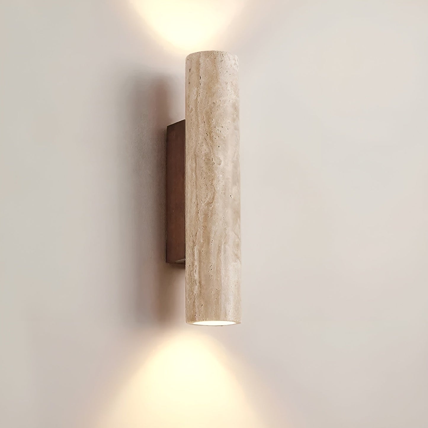 "Elegante travertin wandlamp met warme LED-verlichting, ideaal voor sfeervolle ruimtes. Maatopties: 28 cm en 32 cm."