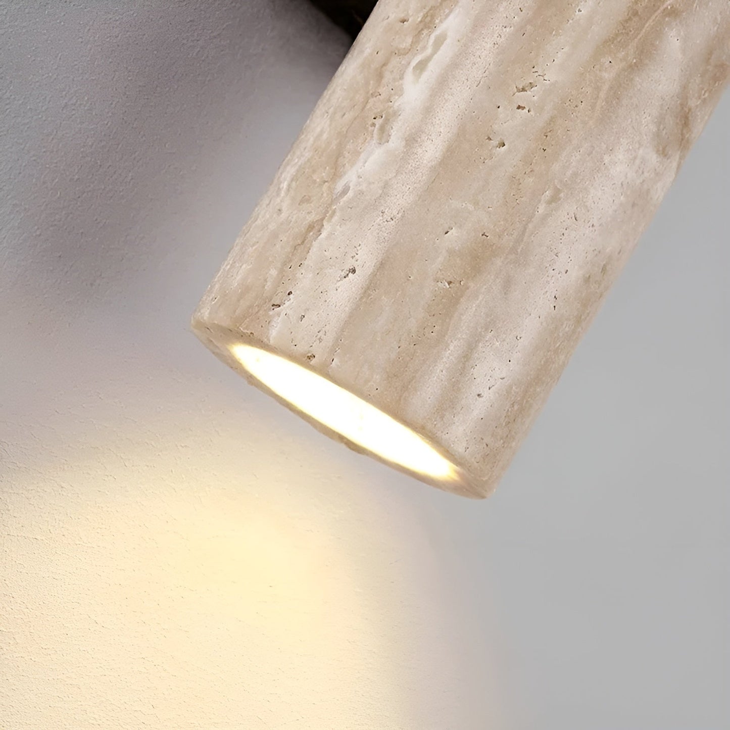 "Elegante travertin wandlamp met warme LED-verlichting, ideaal voor sfeervolle ruimtes. Maatopties: 28 cm en 32 cm."