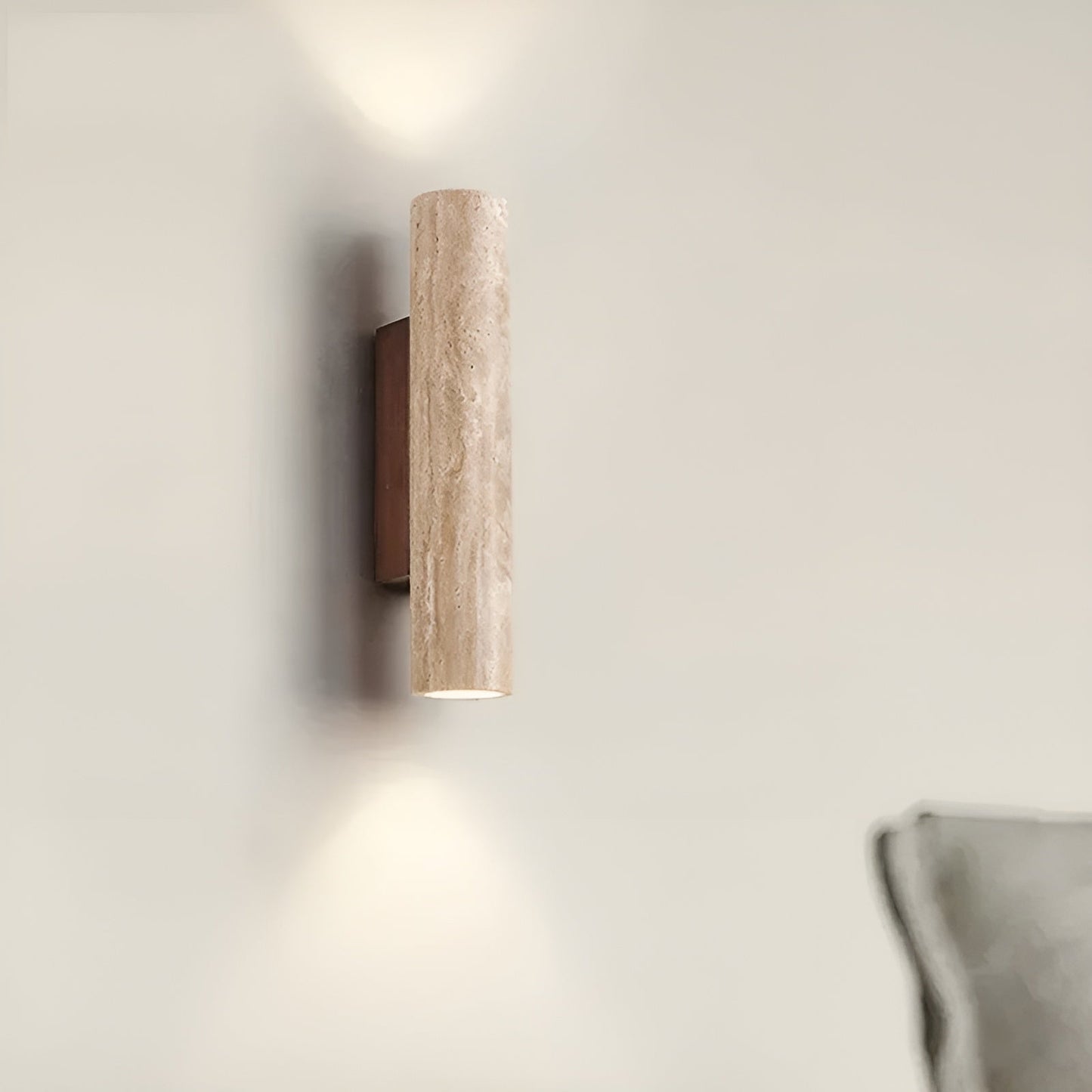 "Elegante travertin wandlamp met warme LED-verlichting, ideaal voor sfeervolle ruimtes. Maatopties: 28 cm en 32 cm."