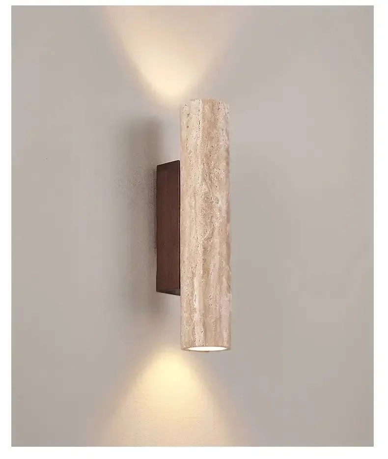 "Elegante travertin wandlamp met warme LED-verlichting, ideaal voor sfeervolle ruimtes. Maatopties: 28 cm en 32 cm."