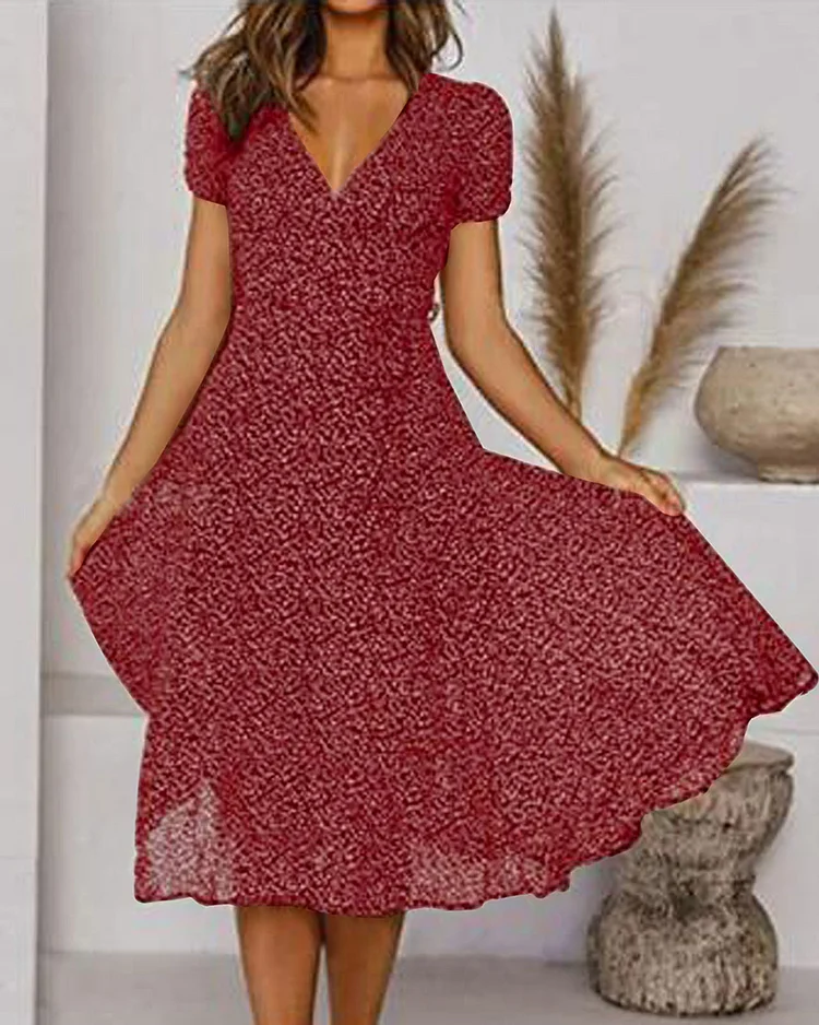 Elegante V-hals jurk met korte mouwen, luchtige chiffon stof, subtiele print, perfect voor formele en casual gelegenheden.